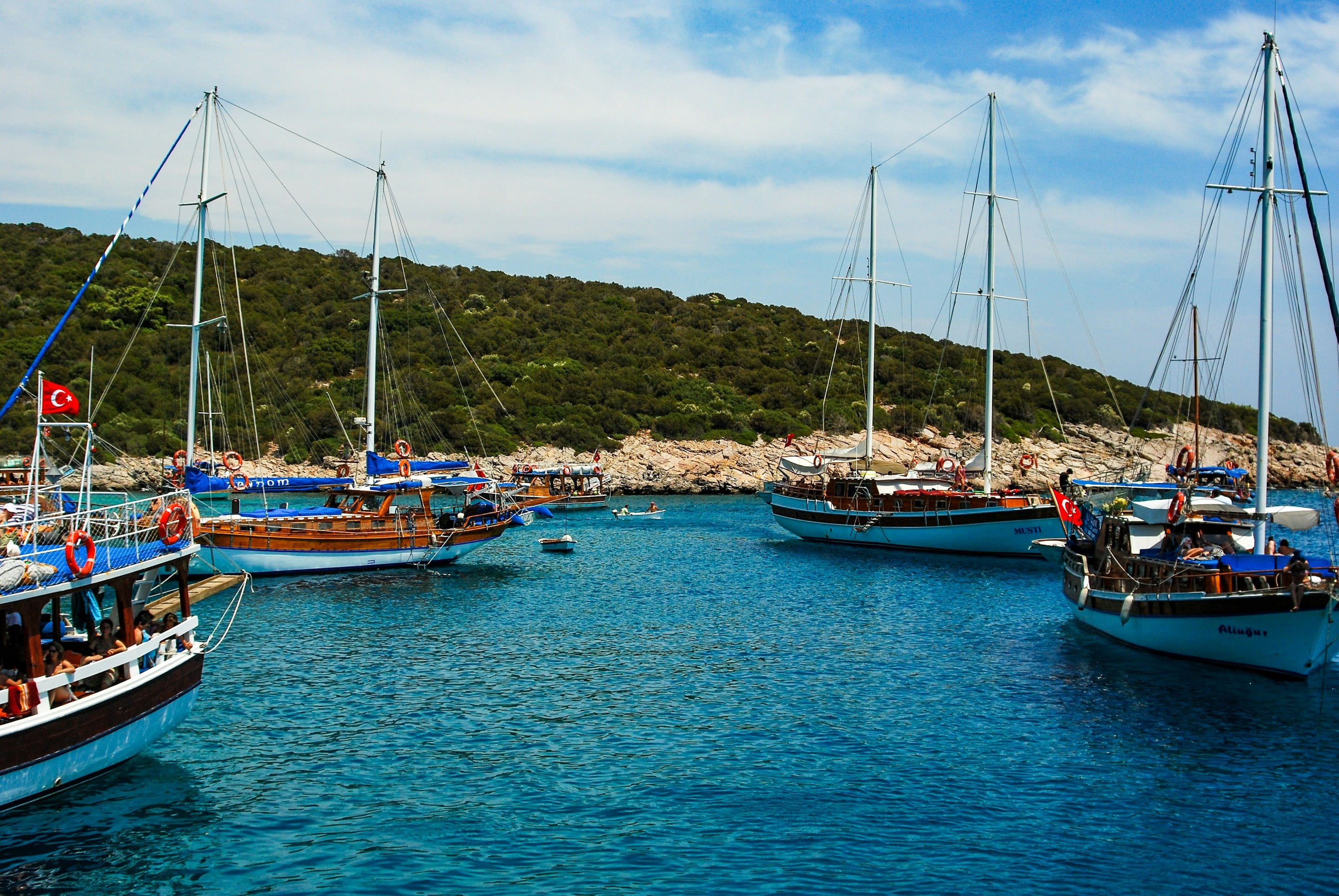 Bodrum koyunda demirli ahşap gületler