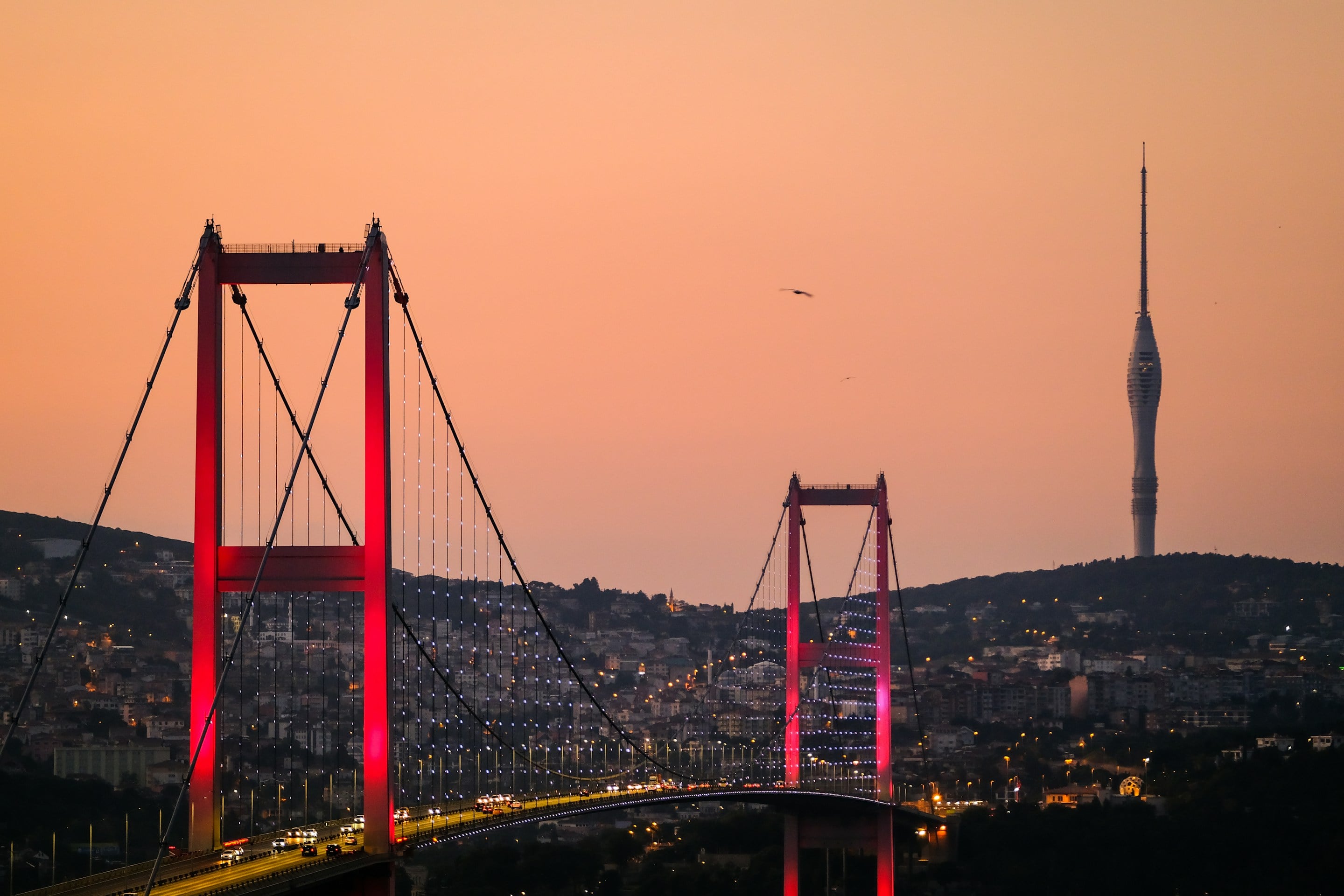Gün batımında İstanbul Boğazı ve köprü