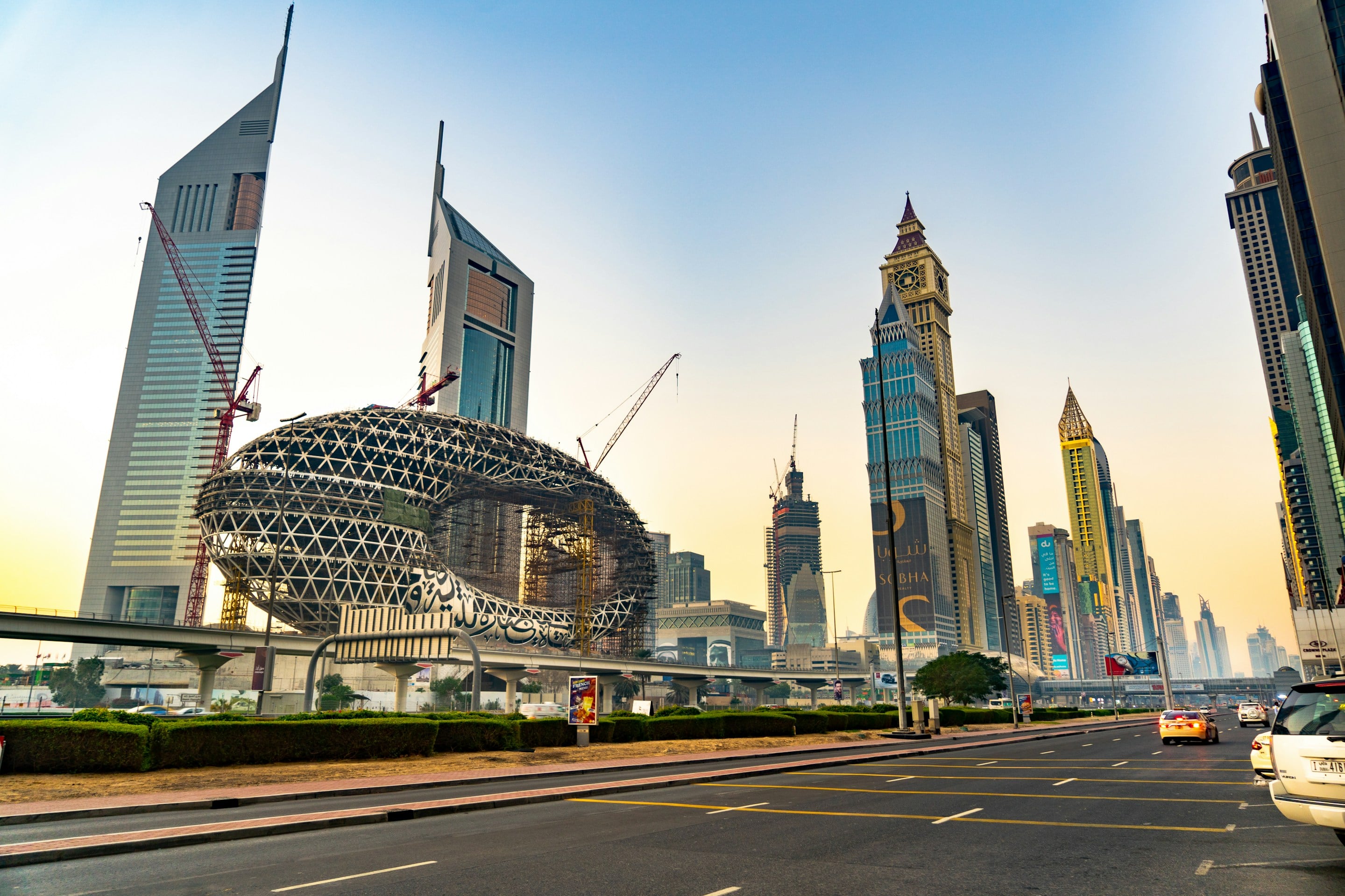 Dubai'de gökdelenler ve Geleceğin Müzesi