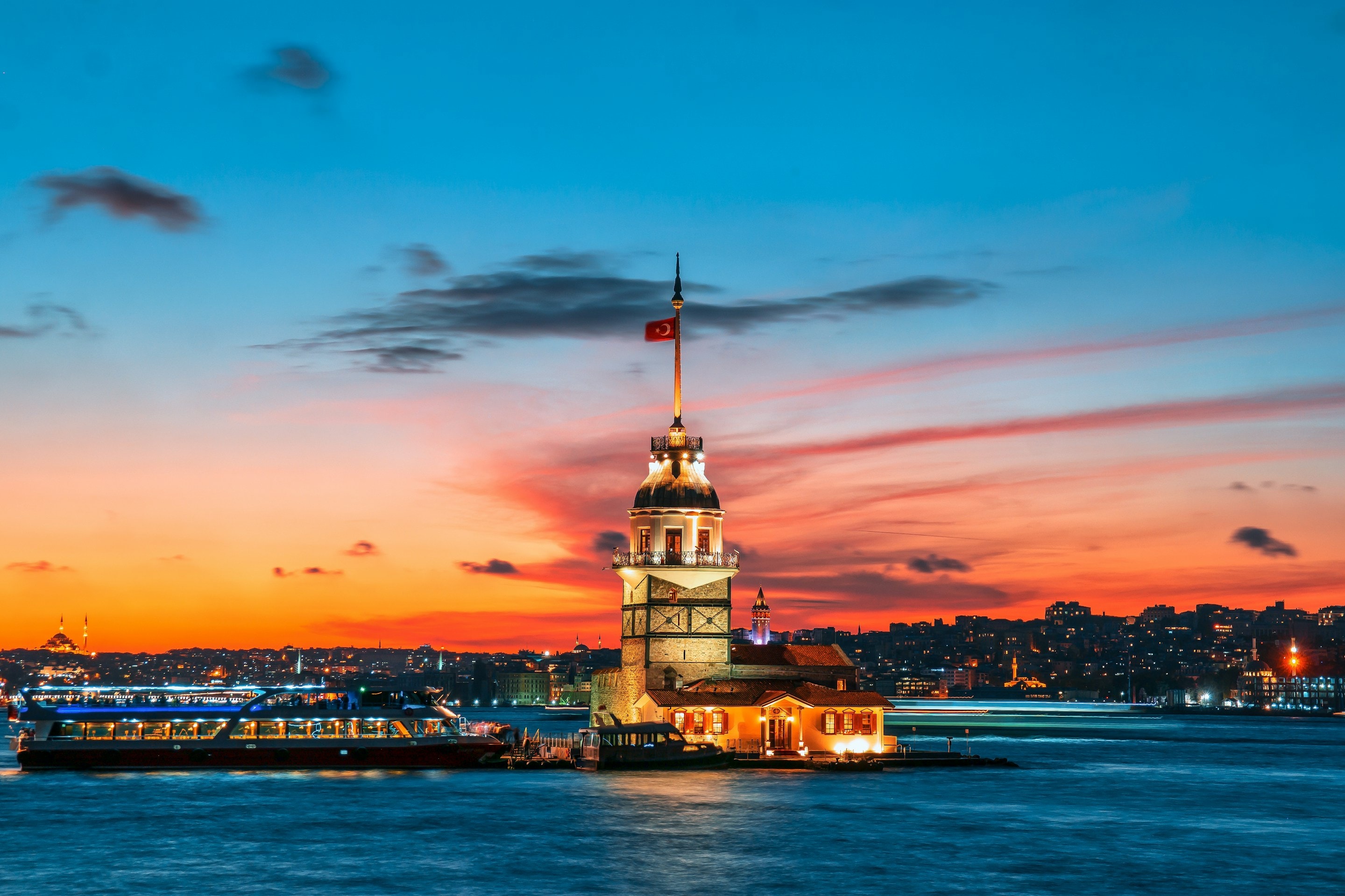 Gün batımında İstanbul Boğazı ve Kız Kulesi
