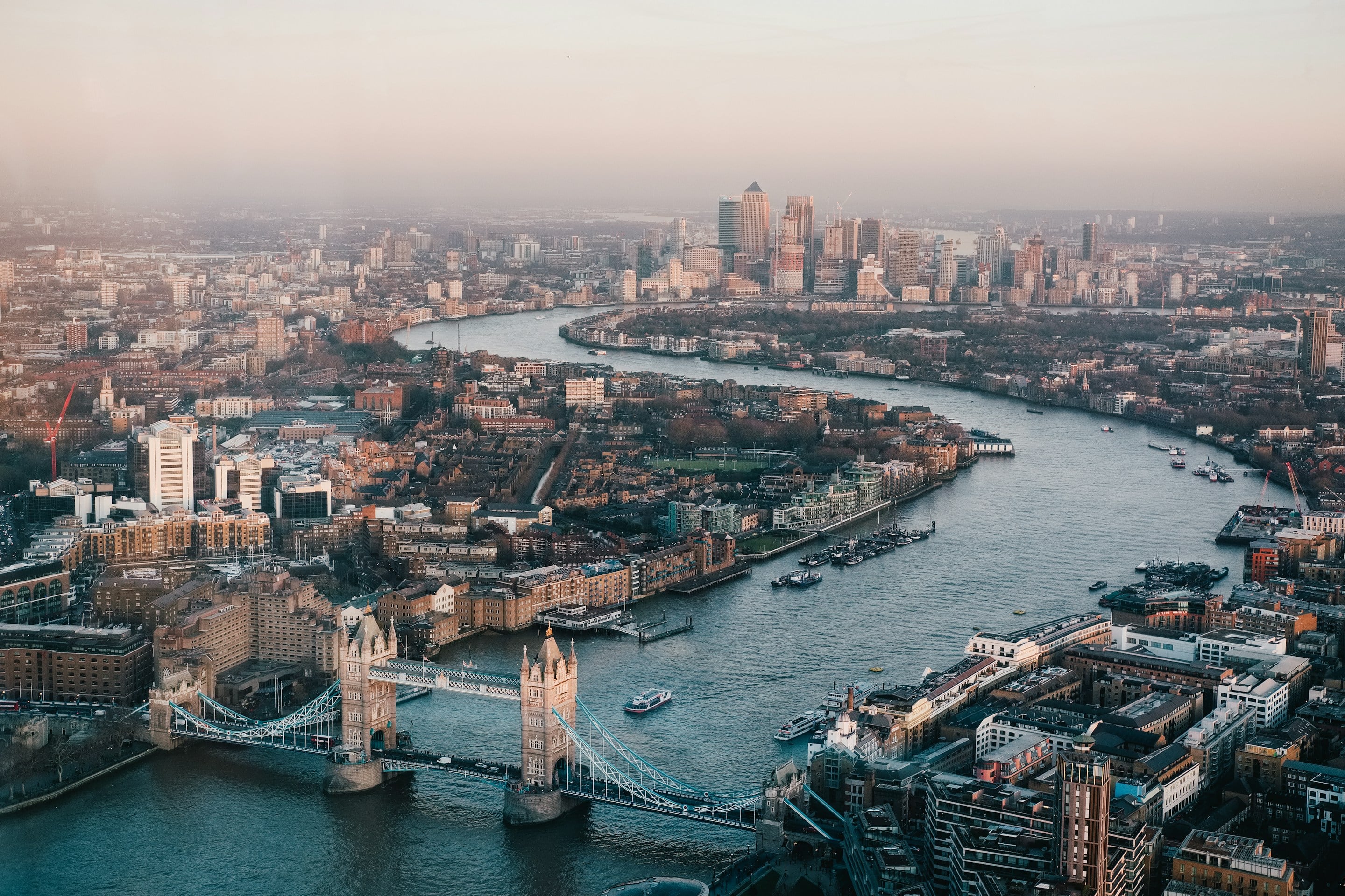 Londra, Tower Bridge ve Thames Nehri'nin havadan görünümü