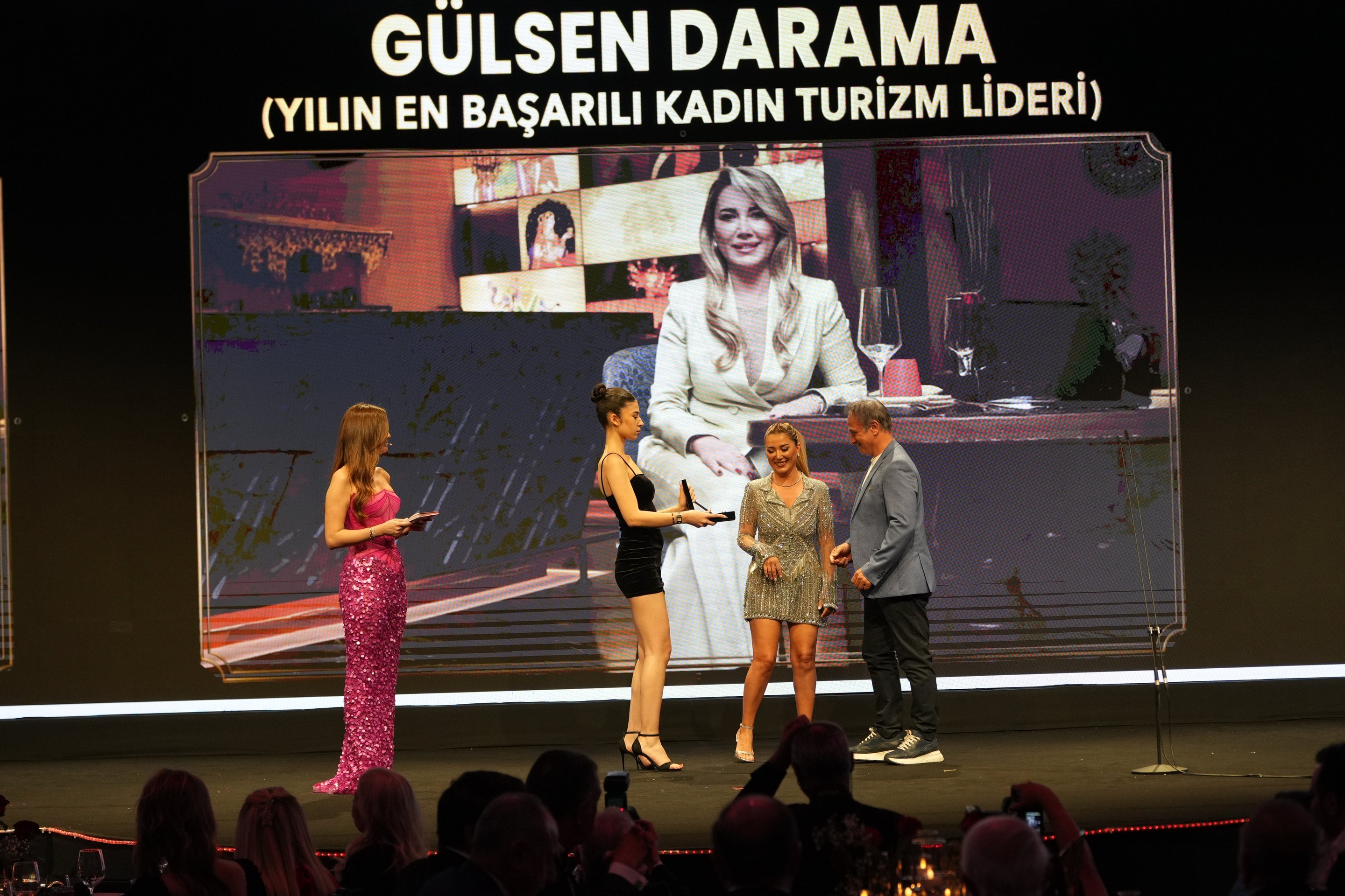 Klass Ödülleri 2026 sahnesi: ekranda Gülsen Darama – Yılın En Başarılı Kadın Turizm Lideri