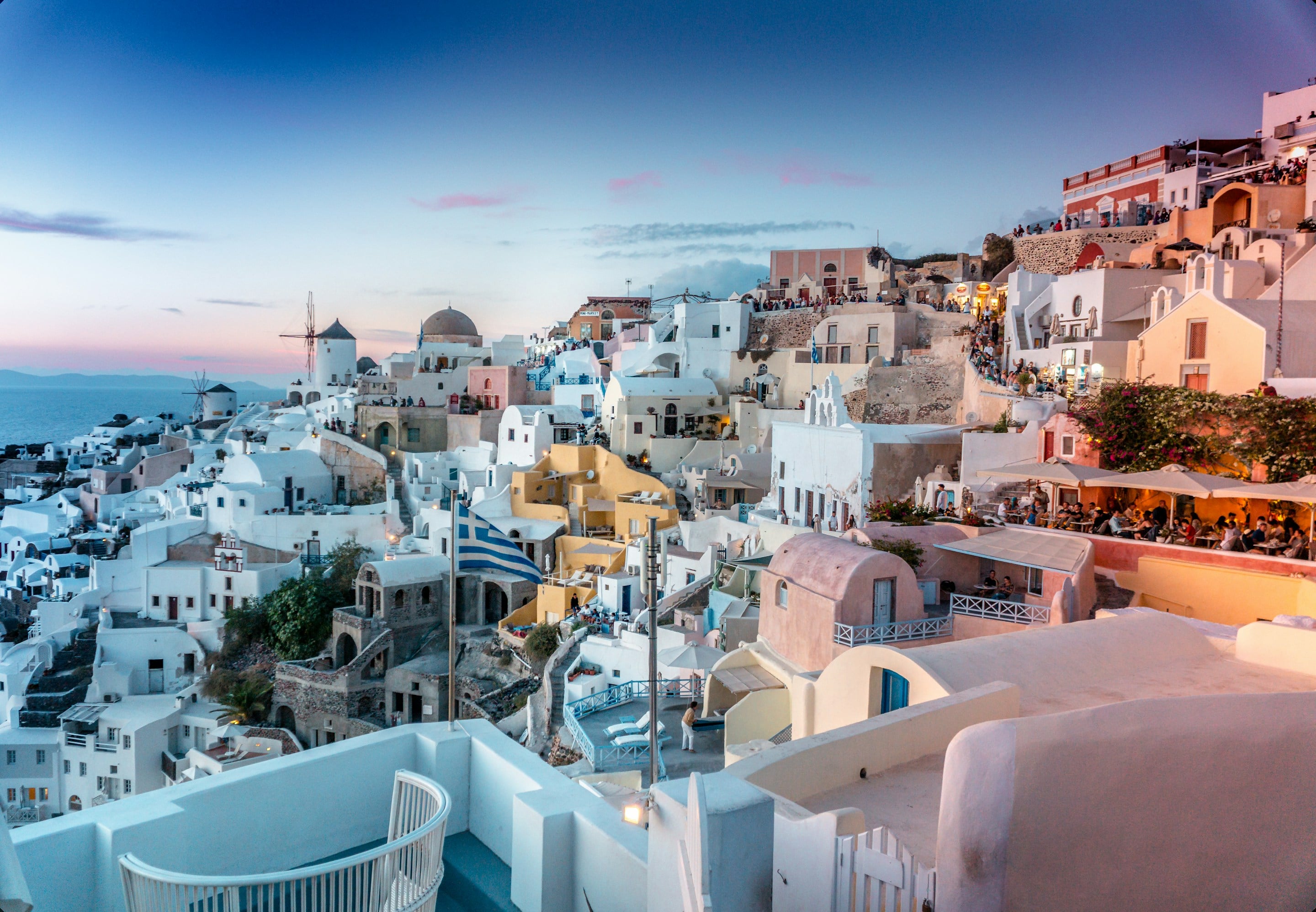 Santorini Oia'da denize bakan beyaz evler