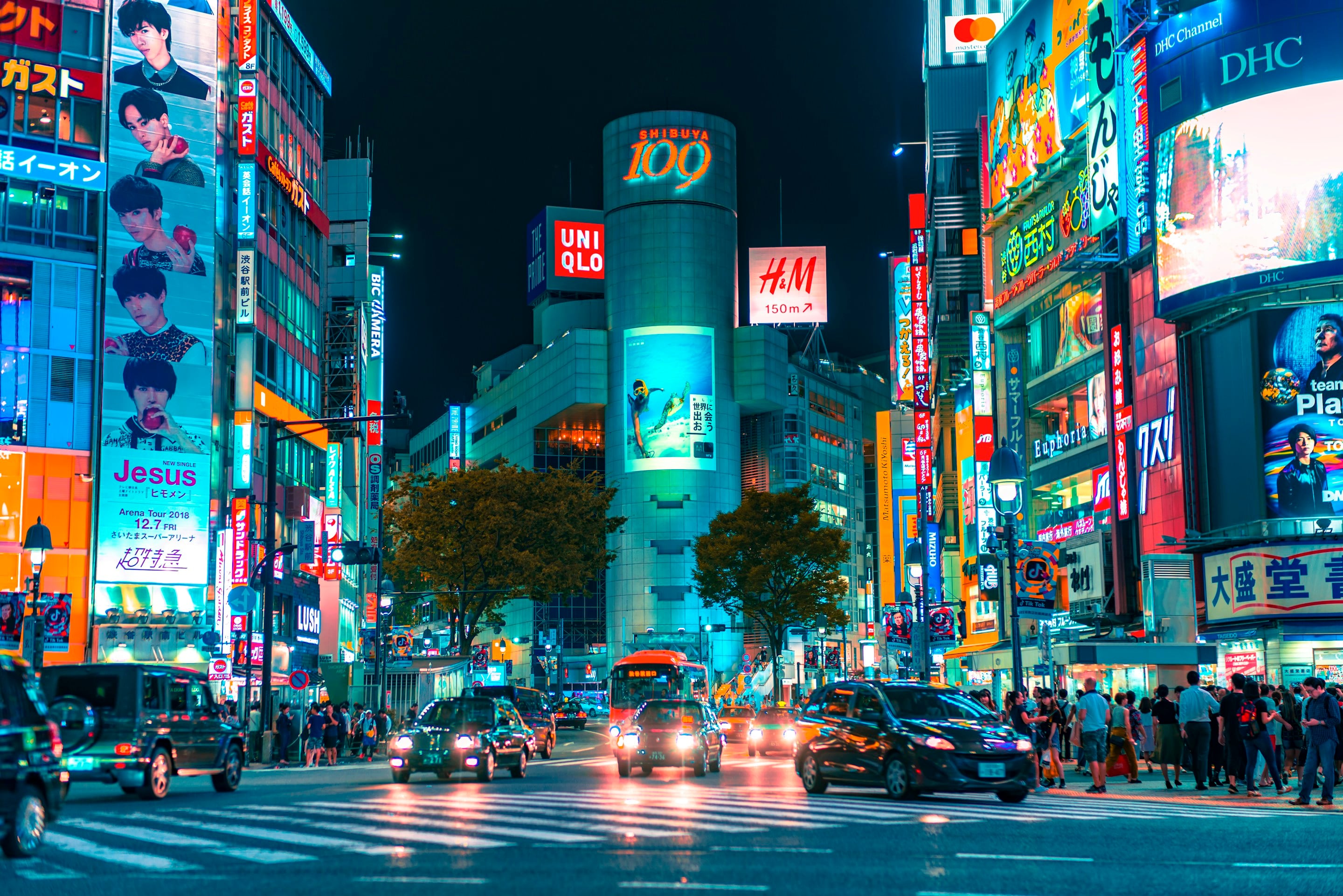 Gece ışıklarıyla Tokyo Shibuya meydanı