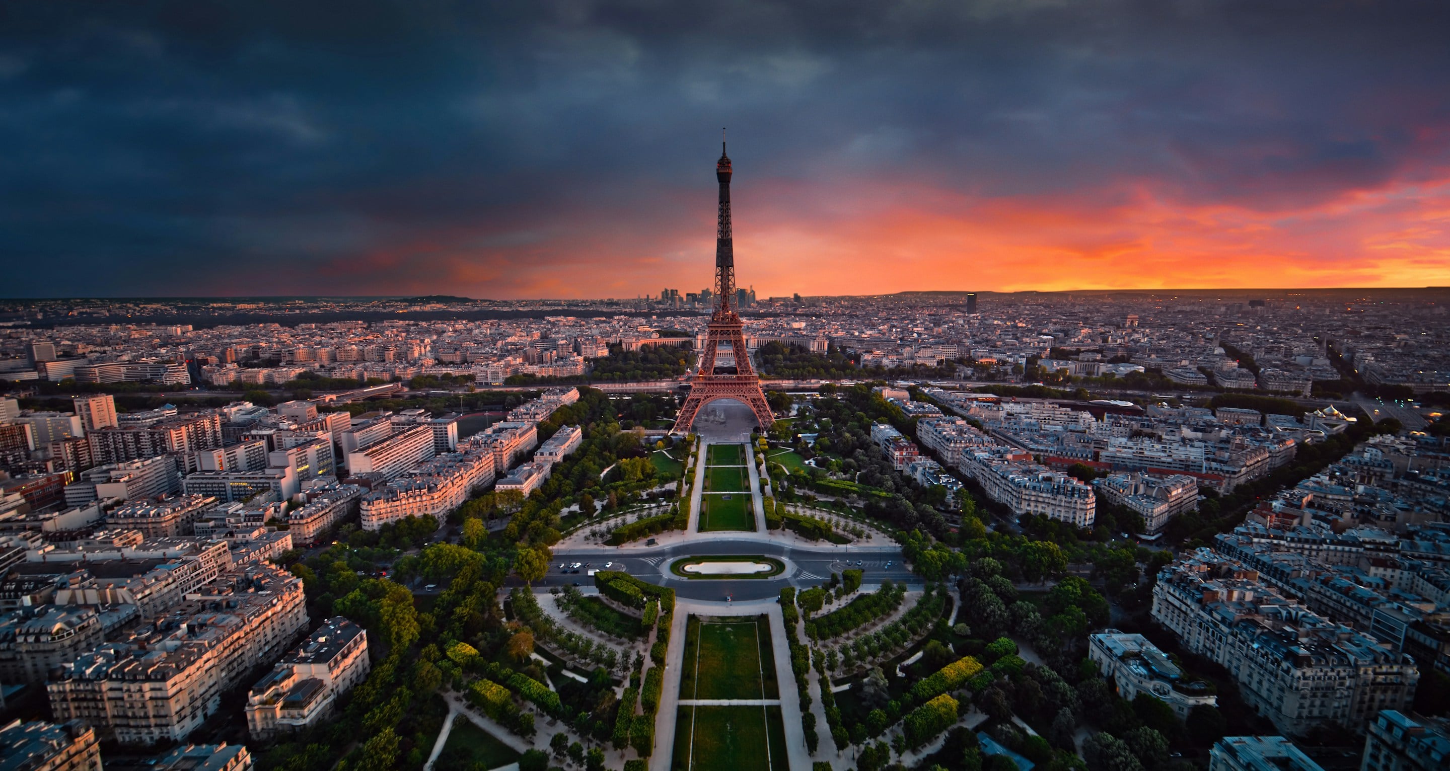 Gün batımında havadan Paris ve Eyfel Kulesi